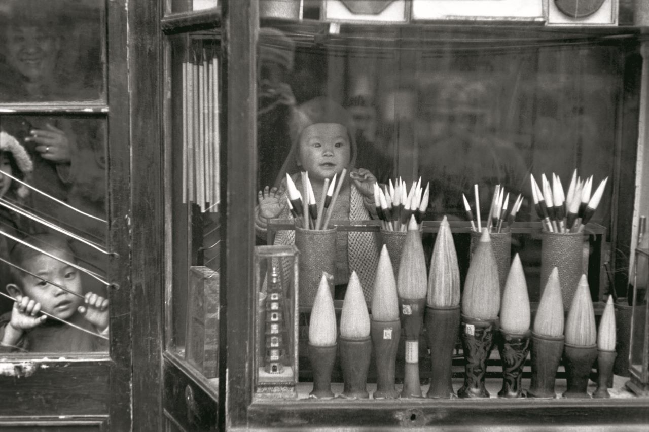 "In Lui Chi Chang, the street of antique shops, the shop window of a brush-seller".© Beijing, December 1948 - Fondation Henri Cartier-Bresson / Magnum Photos