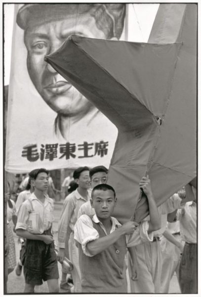 "Student parade, with a portrait of Mao Zedong and the red star", Shanghai, 12 June 1949 © Fondation Henri Cartier-Bresson / Magnum Photos