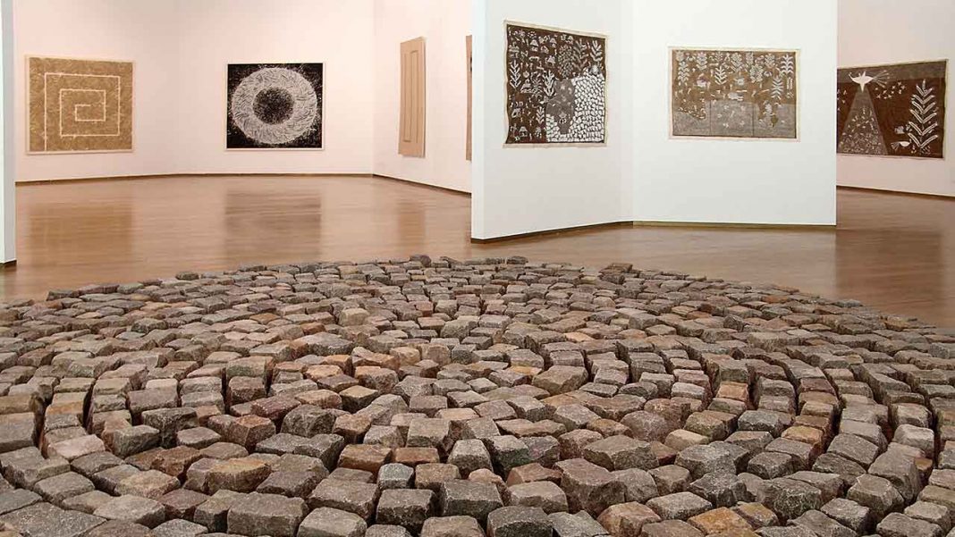Performing PAC, Richard Long Warli Spiral (2004) - Museo del Novecento, Milano. Ph Mario Tedeschi