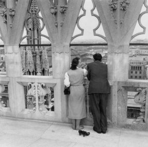 Mario De Biasi, Una coppia ammira la Galleria Vittorio Emanuele II dalle terrazze del Duomo. (c) Mario De Biasi per Mondadori Portfolio