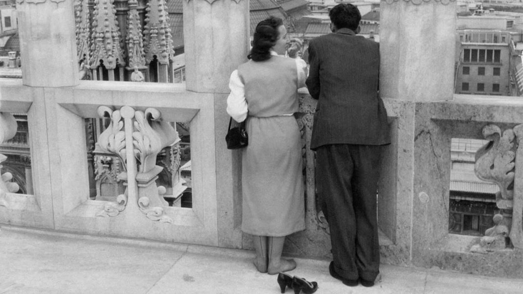 Mario De Biasi, Una coppia ammira la Galleria Vittorio Emanuele II dalle terrazze del Duomo. Ph. © Mario De Biasi per Mondadori Portfolio (detail)